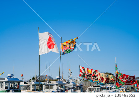 磐田市の福田漁港の大漁旗の風景(静岡県) 139468652