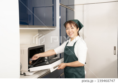 調理をする家事代行の女性 調理をする家事代行の女性 139468747