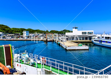 【福岡】初夏の宗像 大島港を出港したフェリーからの眺め 【福岡】初夏の宗像 大島港を出港したフェリーからの眺め 139468780
