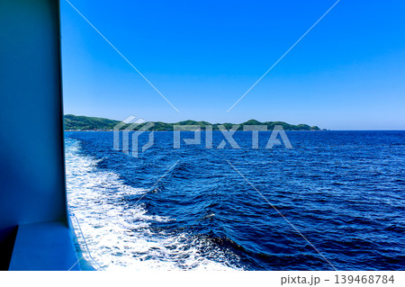 【福岡】初夏の宗像 大島港を出港したフェリーからの眺め 【福岡】初夏の宗像 大島港を出港したフェリーからの眺め 139468784