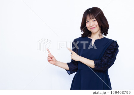 指さしをしている女性 指さしをしている女性 139468799