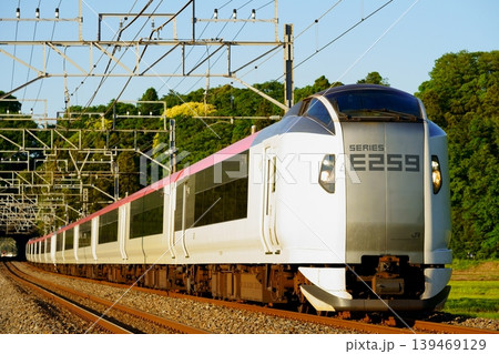 夕方の総武本線を走る成田エクスプレス 夕方の総武本線を走る成田エクスプレス 139469129