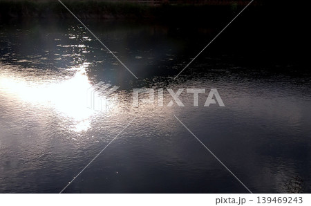 夕陽が反射する静かな水面と光のきらめき 夕陽が反射する静かな水面と光のきらめき 139469243
