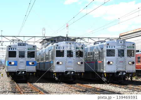 車両基地で並ぶ3編成の秩父鉄道5000系(三峰口表示) 車両基地で並ぶ3編成の秩父鉄道5000系(三峰口表示) 139469391