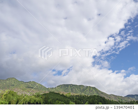 心解き放つ開放感。新緑の山嶺と仰ぐ大空 心解き放つ開放感。新緑の山嶺と仰ぐ大空 139470401