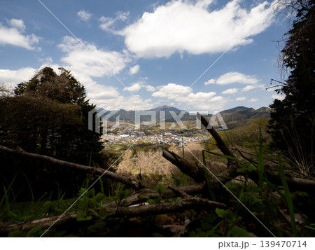山の中から見る町 山の中から見る町 139470714