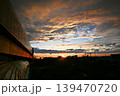 外環自動車道と夕焼けに染まる空 139470720