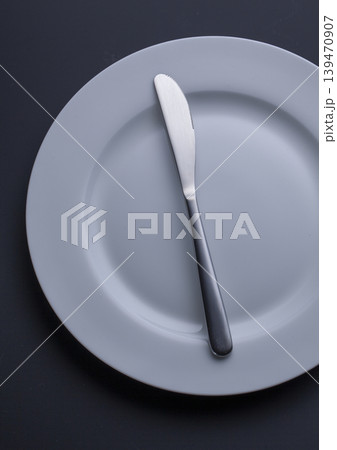 黒い皿とカトラリーによる食事終了の合図 139470907