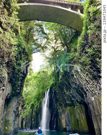 新緑の高千穂峡(五ヶ瀬川に注ぐ真名井の滝・両岸の柱状節理にかかる御橋)〈宮崎県西臼杵郡高千穂町〉 139471045