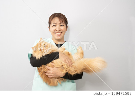猫を抱いた看護師さん 猫を抱いた看護師さん 139471595