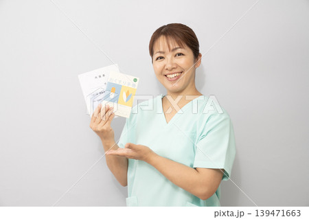 薬とお薬手帳を持つ看護師さん 薬とお薬手帳を持つ看護師さん 139471663