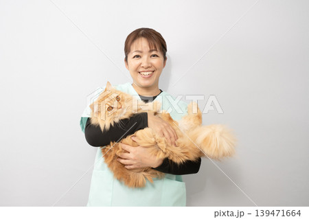 猫を抱いた看護師さん 139471664
