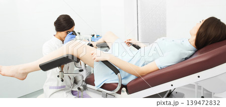venous blood sampling for analysis. The nurse view the patient veins with the help of a special Vein scanner venous blood sampling for analysis. The nurse view the patient veins with the help of a special Vein scanner 139472832