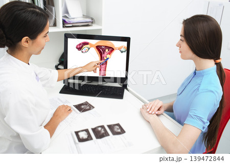 venous blood sampling for analysis. The nurse view the patient veins with the help of a special Vein scanner 139472844