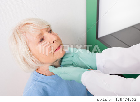 An elderly woman have a thyroid check. Diagnosis of diseases of the endocrine system, hyperthyroidism and hypothyroidism An elderly woman have a thyroid check. Diagnosis of diseases of the endocrine system, hyperthyroidism and hypothyroidism 139474352