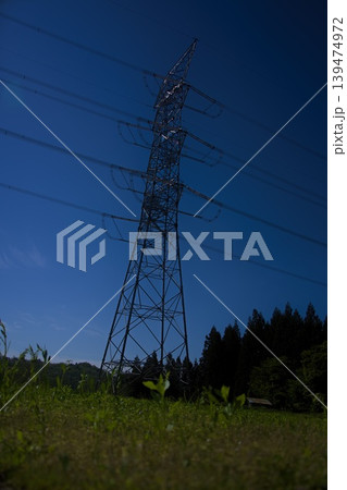 山に立つ送電線 139474972