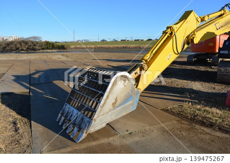 土木工事現場の建設機械 139475267