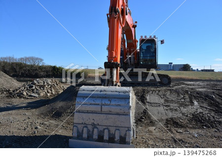 土木工事現場の建設機械 139475268