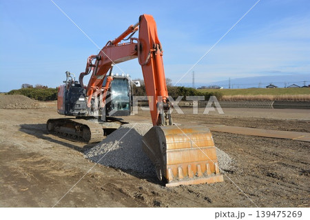 土木工事現場の建設機械 土木工事現場の建設機械 139475269