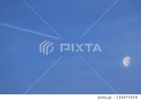 月に向かう飛行機⁉ 139475459
