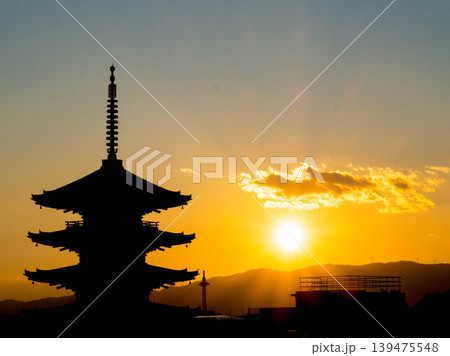 八坂の五重塔と沈む太陽 139475548