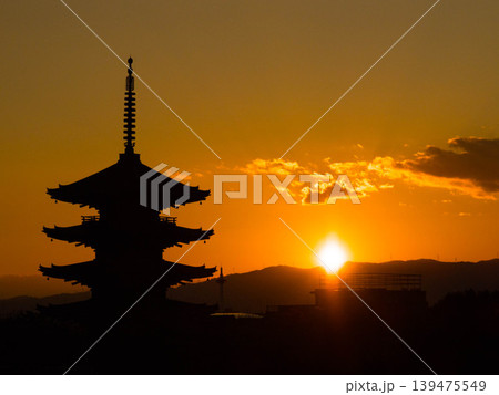 八坂の五重塔と沈む太陽 139475549