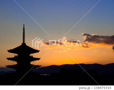 八坂の五重塔と沈む太陽 八坂の五重塔と沈む太陽 139475554