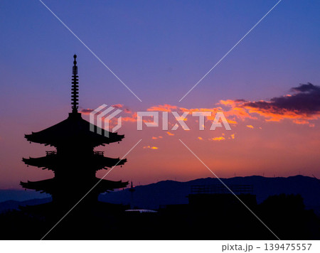 八坂の五重塔と沈む太陽 八坂の五重塔と沈む太陽 139475557