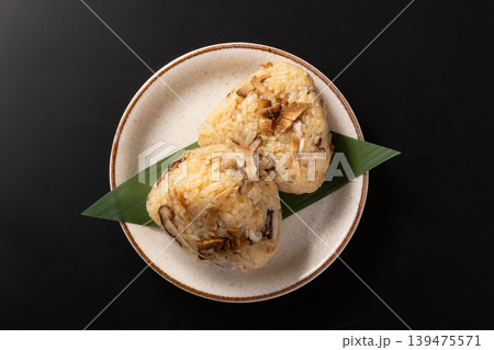 おにぎり（チャーシュー　椎茸　炊き込みご飯） 139475571