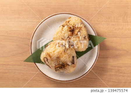 おにぎり(チャーシュー 椎茸 炊き込みご飯) おにぎり(チャーシュー 椎茸 炊き込みご飯) 139475574