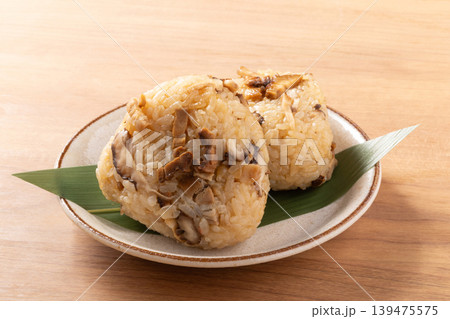 おにぎり（チャーシュー　椎茸　炊き込みご飯） 139475575
