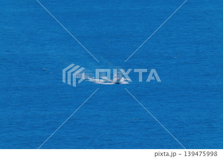青い海と白い波跡を描くボートのミニマルな構図 青い海と白い波跡を描くボートのミニマルな構図 139475998