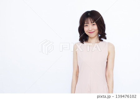 ノースリーブのワンピースを着た女性 139476102