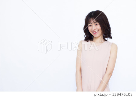 ノースリーブのワンピースを着た女性 139476105