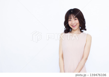 ノースリーブのワンピースを着た女性 ノースリーブのワンピースを着た女性 139476106