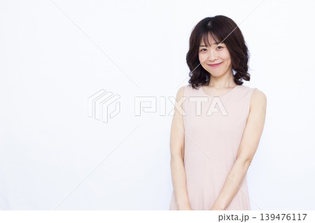 ノースリーブのワンピースを着た女性 139476117