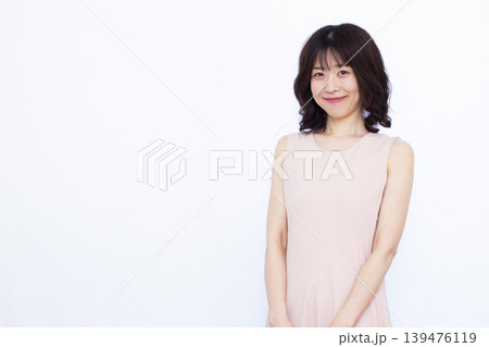 ノースリーブのワンピースを着た女性 ノースリーブのワンピースを着た女性 139476119