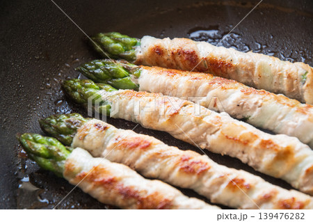 フライパンで焼くアスパラの肉巻き フライパンで焼くアスパラの肉巻き 139476282