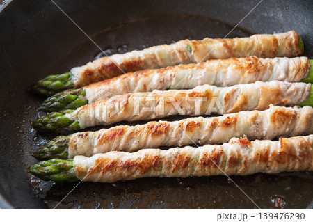 フライパンで焼くアスパラの肉巻き フライパンで焼くアスパラの肉巻き 139476290