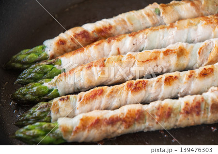 フライパンで焼くアスパラの肉巻き フライパンで焼くアスパラの肉巻き 139476303