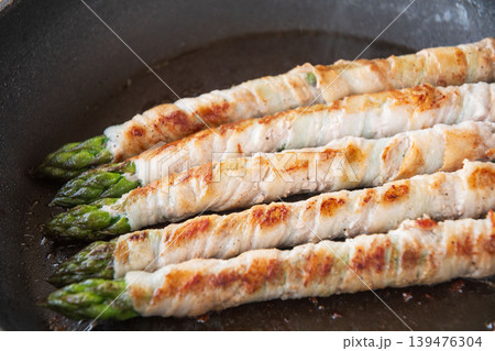 フライパンで焼くアスパラの肉巻き フライパンで焼くアスパラの肉巻き 139476304