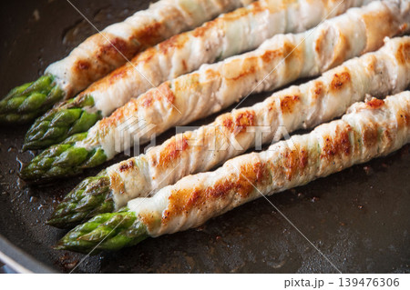 フライパンで焼くアスパラの肉巻き 139476306