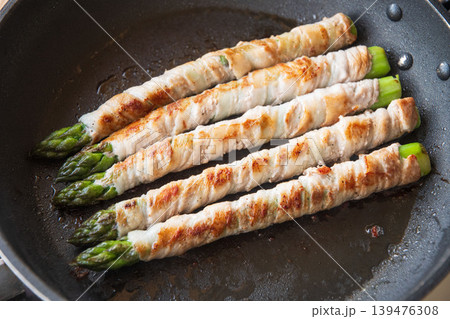 フライパンで焼くアスパラの肉巻き フライパンで焼くアスパラの肉巻き 139476308