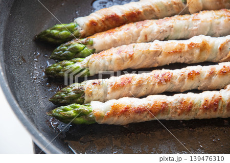 フライパンで焼くアスパラの肉巻き 139476310