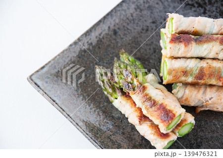 皿にのせたアスパラの肉巻き 皿にのせたアスパラの肉巻き 139476321