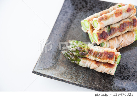 皿にのせたアスパラの肉巻き 139476323