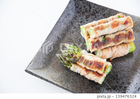 皿にのせたアスパラの肉巻き 139476324