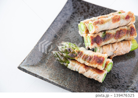 皿にのせたアスパラの肉巻き 皿にのせたアスパラの肉巻き 139476325