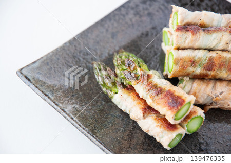 皿にのせたアスパラの肉巻き 皿にのせたアスパラの肉巻き 139476335