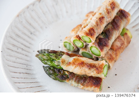 皿にのせたアスパラの肉巻き 皿にのせたアスパラの肉巻き 139476374